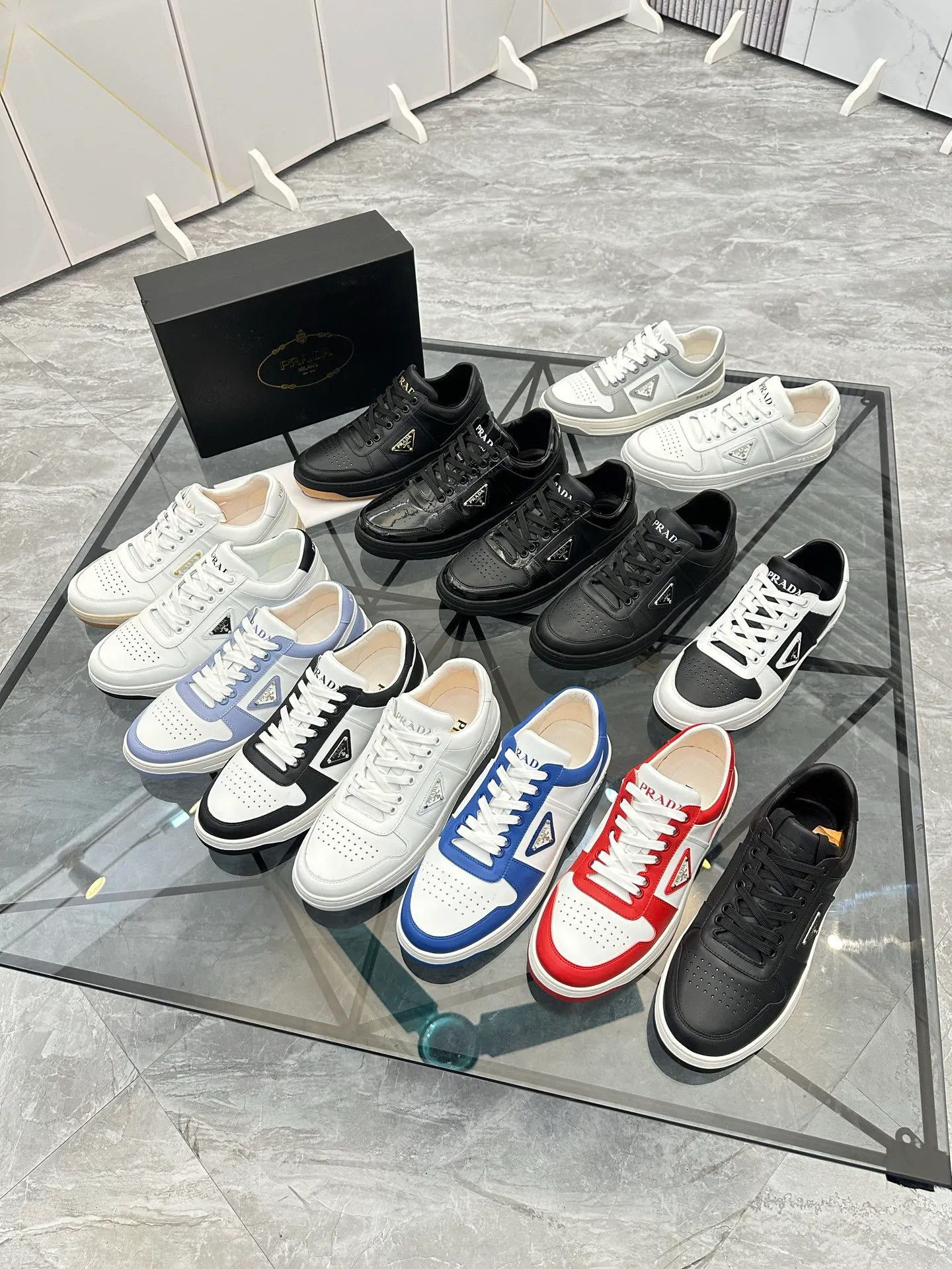 Men's shoes: 💰P400¥ Product trademark: Prada *"Prada*" low-top casual shoes Regular size: 38-44 (can be customized to 45) Product materials: imported cowhide upper, sheepskin lining, original outsole. Number: 020